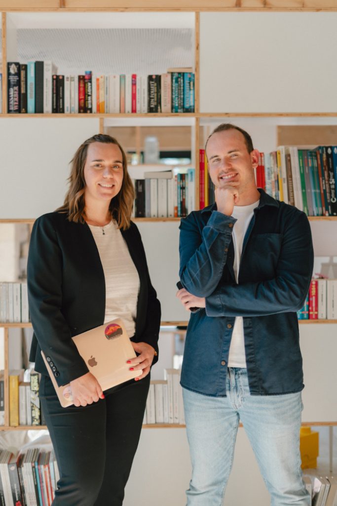 Photo de Melvin et Tifany, les cofondateurs d'Eria, souriant à la caméra